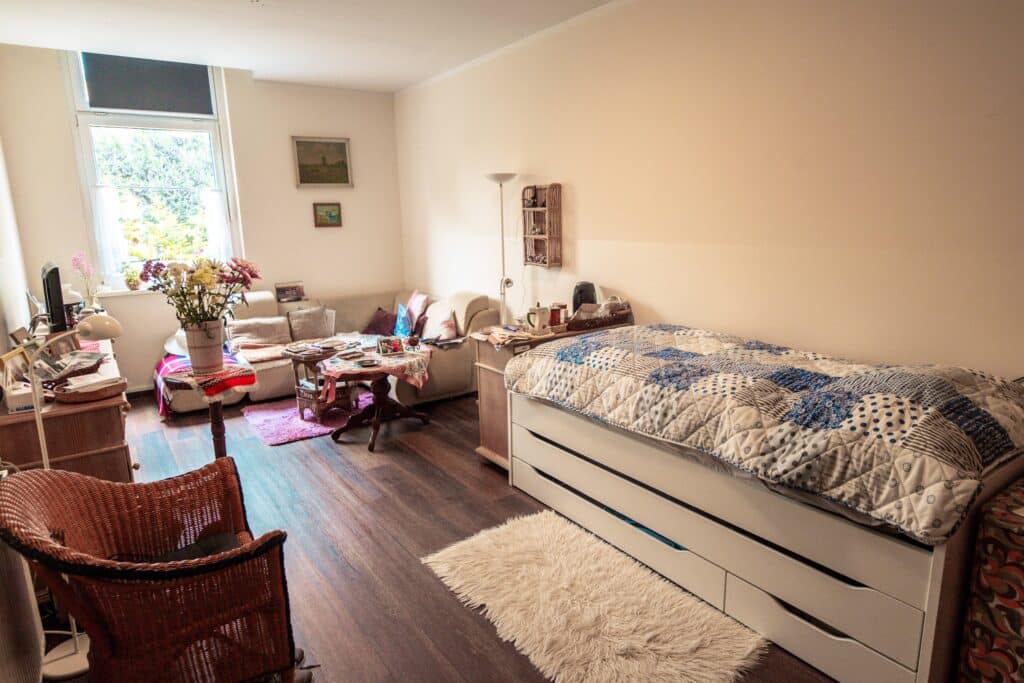 individuell eingerichtetes Zimmer in der Lessing WG - MEDILUX Pflege Magdeburg